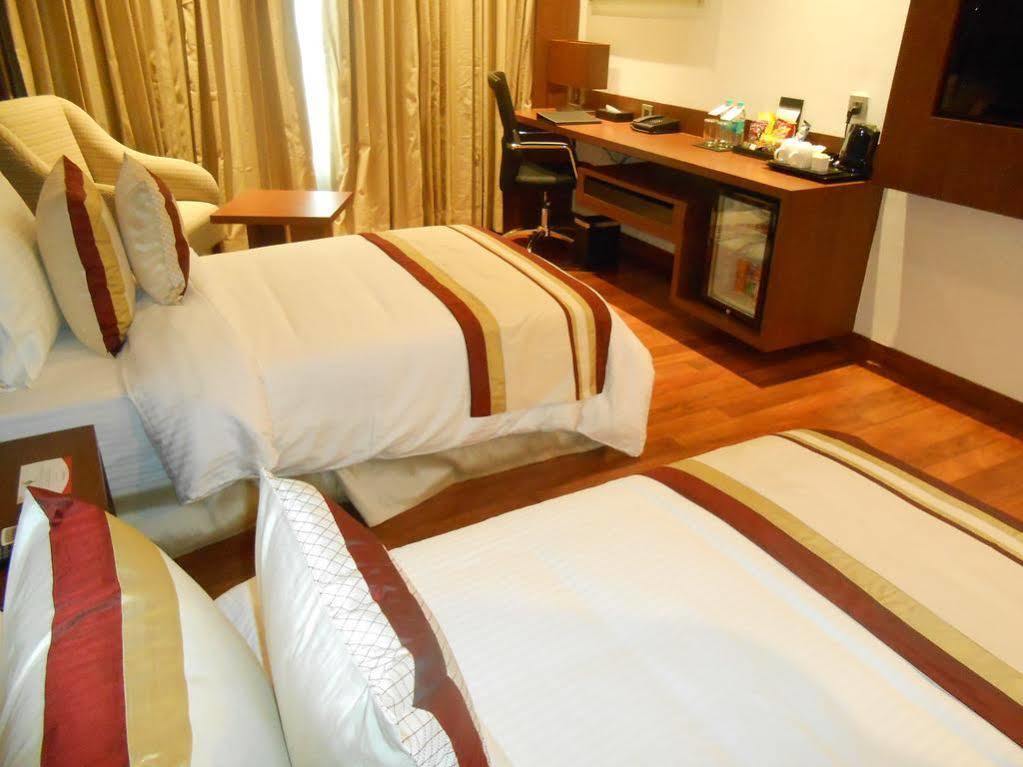 Park Ascent Hotel Noida Kültér fotó